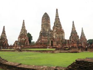 4 アユタヤ遺跡 (た) タイ