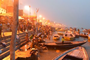 3バラナシ①~朝日を浴びながらの沐浴 (き) 北インド①ヒンドゥー教とジャイナ教の文化圏